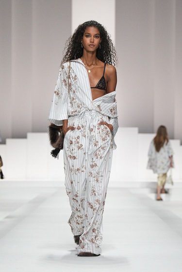 من غرفة النوم إلى منصات العروض … البيجاما تُلهم Dolce & Gabbana صيف 2026